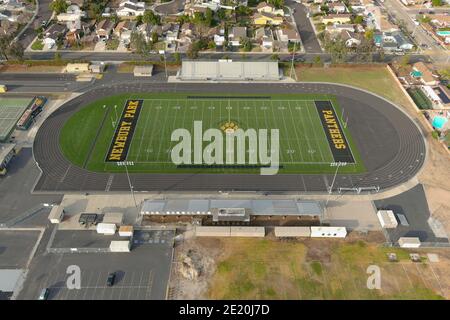 Une vue aérienne du terrain de football et de la piste George Hurley à l'école secondaire de Newbury Park, le mercredi 6 janvier 2020, à Newbury Park, en Californie. Banque D'Images