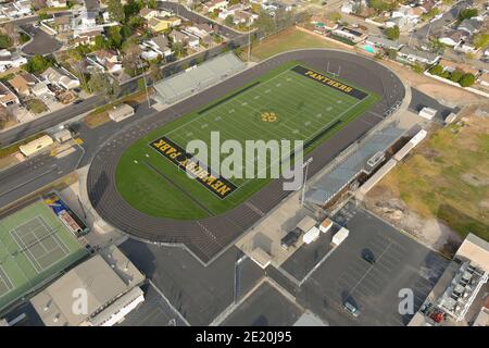 Une vue aérienne du terrain de football et de la piste George Hurley à l'école secondaire de Newbury Park, le mercredi 6 janvier 2020, à Newbury Park, en Californie. Banque D'Images