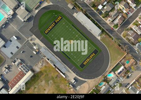 Une vue aérienne du terrain de football et de la piste George Hurley à l'école secondaire de Newbury Park, le mercredi 6 janvier 2020, à Newbury Park, en Californie. Banque D'Images