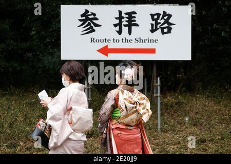Tokyo, Japon. 11 janvier 2021. Les filles japonaises vêtues de kimonos colorés visitent le sanctuaire Meiji pendant le prochain jour de l'âge. Le jour de l'âge à venir (Seijin-no-Hi) est une fête pour féliciter et encourager tous ceux qui sont devenus adultes (20 ans) au Japon. La célébration annuelle a lieu le deuxième lundi de janvier, bien que de nombreux événements habituellement jubilants aient été annulés au sujet des craintes du coronavirus. Credit: Rodrigo Reyes Marin/ZUMA Wire/Alay Live News Banque D'Images