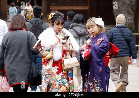 Tokyo, Japon. 11 janvier 2021. Les filles japonaises vêtues de kimonos colorés visitent le sanctuaire Meiji pendant le prochain jour de l'âge. Le jour de l'âge à venir (Seijin-no-Hi) est une fête pour féliciter et encourager tous ceux qui sont devenus adultes (20 ans) au Japon. La célébration annuelle a lieu le deuxième lundi de janvier, bien que de nombreux événements habituellement jubilants aient été annulés au sujet des craintes du coronavirus. Credit: Rodrigo Reyes Marin/ZUMA Wire/Alay Live News Banque D'Images