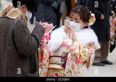 Tokyo, Japon. 11 janvier 2021. Une fille japonaise vêtue de kimono coloré est vue au sanctuaire Meiji pendant le prochain jour de l'âge. Le jour de l'âge à venir (Seijin-no-Hi) est une fête pour féliciter et encourager tous ceux qui sont devenus adultes (20 ans) au Japon. La célébration annuelle a lieu le deuxième lundi de janvier, bien que de nombreux événements habituellement jubilants aient été annulés au sujet des craintes du coronavirus. Credit: Rodrigo Reyes Marin/ZUMA Wire/Alay Live News Banque D'Images