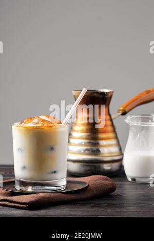 Latte glacé avec des cubes congelés et de crème de café Banque D'Images