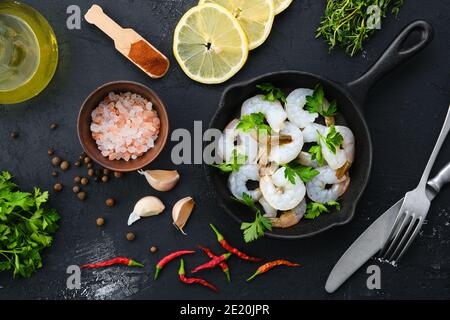 Vue de dessus de la poêle avec crevettes fraîches crues aux épices et herbes Banque D'Images