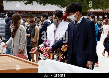 Tokyo, Japon. 11 janvier 2021. Une fille japonaise vêtue de kimono coloré visite le sanctuaire Meiji pendant le prochain jour de l'âge. Le jour de l'âge à venir (Seijin-no-Hi) est une fête pour féliciter et encourager tous ceux qui sont devenus adultes (20 ans) au Japon. La célébration annuelle a lieu le deuxième lundi de janvier, bien que de nombreux événements habituellement jubilants aient été annulés au sujet des craintes du coronavirus. Credit: Rodrigo Reyes Marin/ZUMA Wire/Alay Live News Banque D'Images