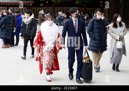 Tokyo, Japon. 11 janvier 2021. Une fille japonaise vêtue de kimono coloré visite le sanctuaire Meiji pendant le prochain jour de l'âge. Le jour de l'âge à venir (Seijin-no-Hi) est une fête pour féliciter et encourager tous ceux qui sont devenus adultes (20 ans) au Japon. La célébration annuelle a lieu le deuxième lundi de janvier, bien que de nombreux événements habituellement jubilants aient été annulés au sujet des craintes du coronavirus. Credit: Rodrigo Reyes Marin/ZUMA Wire/Alay Live News Banque D'Images