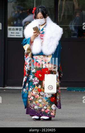 Tokyo, Japon. 11 janvier 2021. Une fille japonaise vêtue de kimono coloré est vue à l'entrée du sanctuaire Meiji pendant le prochain jour de l'âge. Le jour de l'âge à venir (Seijin-no-Hi) est une fête pour féliciter et encourager tous ceux qui sont devenus adultes (20 ans) au Japon. La célébration annuelle a lieu le deuxième lundi de janvier, bien que de nombreux événements habituellement jubilants aient été annulés au sujet des craintes du coronavirus. Credit: Rodrigo Reyes Marin/ZUMA Wire/Alay Live News Banque D'Images