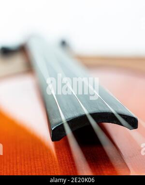 un violon sur une table en bois Banque D'Images