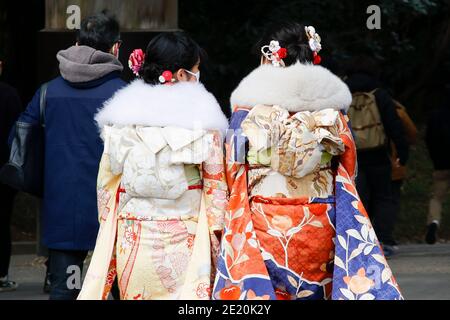 Tokyo, Japon. 11 janvier 2021. Les filles japonaises vêtues de kimonos colorés visitent le sanctuaire Meiji pendant le prochain jour de l'âge. Le jour de l'âge à venir (Seijin-no-Hi) est une fête pour féliciter et encourager tous ceux qui sont devenus adultes (20 ans) au Japon. La célébration annuelle a lieu le deuxième lundi de janvier, bien que de nombreux événements habituellement jubilants aient été annulés au sujet des craintes du coronavirus. Credit: Rodrigo Reyes Marin/ZUMA Wire/Alay Live News Banque D'Images