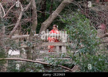Tokyo, Japon. 11 janvier 2021. Une fille japonaise vêtue de kimono coloré est vue au sanctuaire Meiji pendant le prochain jour de l'âge. Le jour de l'âge à venir (Seijin-no-Hi) est une fête pour féliciter et encourager tous ceux qui sont devenus adultes (20 ans) au Japon. La célébration annuelle a lieu le deuxième lundi de janvier, bien que de nombreux événements habituellement jubilants aient été annulés au sujet des craintes du coronavirus. Credit: Rodrigo Reyes Marin/ZUMA Wire/Alay Live News Banque D'Images