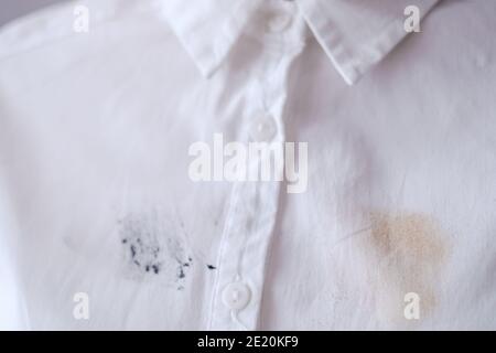gros plan de la tache cosmétique sur la chemise blanche. Photo de haute qualité Banque D'Images