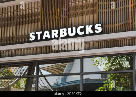 Samut Prakan, Thaïlande - 02 novembre 2020 : panneau Starbucks Coffee devant un café Starbucks dans le centre commercial Central Village, Samut Prakan P. Banque D'Images