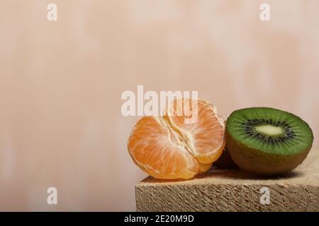 Mandarine sans pelage. Demi kiwi. La pulpe juteuse verte est visible. Gros plan. Banque D'Images