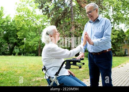 Couple senior dans le parc prenant une pause pour un moment de marche Banque D'Images