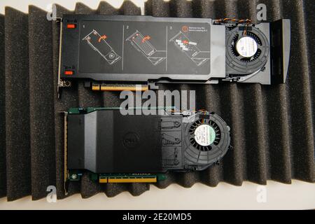 Paris, Frnac e- 20 décembre 2020 : Lenovo ThinkStation Quad AIC M.2 à utiliser avec les disques de stockage de données rapides PCIe Gen 4 NVME modernes à côté du disque Dell Ultra Speed Drive Quad NVMe M2 Banque D'Images