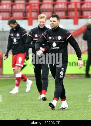 Mark Wright de Crawley s'échauffe avec son frère Josh lors du match de troisième tour de la coupe Emirates FA entre Crawley Town et Leeds United au People's Pension Stadium , Crawley , Royaume-Uni - 10 janvier 2021 - usage éditorial uniquement. Pas de merchandising. Pour les images de football, les restrictions FA et Premier League s'appliquent inc. Aucune utilisation Internet/mobile sans licence FAPL - pour plus de détails, contactez football Dataco Banque D'Images