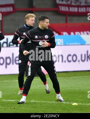 Mark Wright de Crawley s'échauffe avec son frère Josh lors du match de troisième tour de la coupe Emirates FA entre Crawley Town et Leeds United au People's Pension Stadium , Crawley , Royaume-Uni - 10 janvier 2021 - usage éditorial uniquement. Pas de merchandising. Pour les images de football, les restrictions FA et Premier League s'appliquent inc. Aucune utilisation Internet/mobile sans licence FAPL - pour plus de détails, contactez football Dataco Banque D'Images