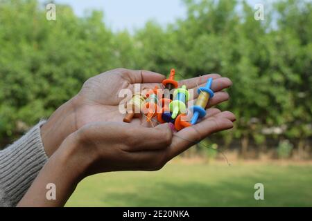 Collection de bobines miniatures, rouleaux de fil appelés Manjha ou maanja dans les paumes de main. Jouet spools manja à l'occasion du festival de cerf-volant uttara Banque D'Images