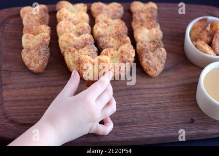 biscuits en forme de cœur pour les enfants. concept de biscuits faits maison. cuisine de la saint-valentin. biscuits au fromage cottage sur planche à découper Banque D'Images