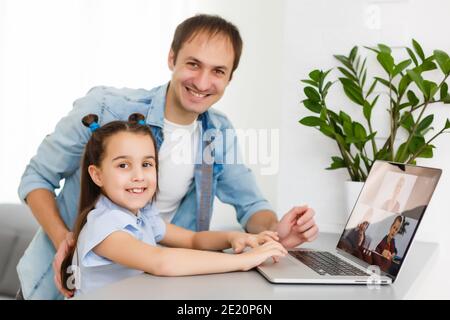 Digital composite de personnes utilisant un ordinateur avec E-Learning information dans l'écran Banque D'Images