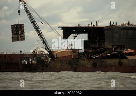 Industrie du démantèlement des navires sur la côte de Jakarta, Indonésie. Photo d'archives (2008). Banque D'Images