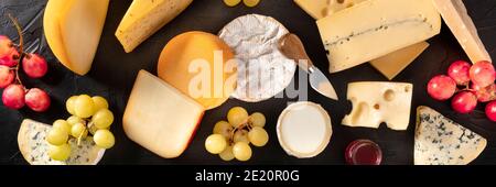 Panorama des fromages, tourné depuis le haut sur fond sombre Banque D'Images
