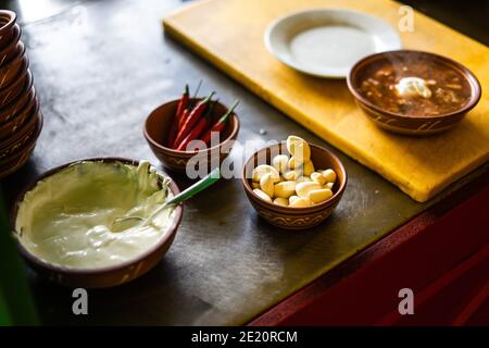 Borsch cuisine slave. Dans une plaque profonde. Crème aigre, poivre et ail. Une alimentation équilibrée. Soupe de légumes végétarienne. Plat sur une table en bois Banque D'Images