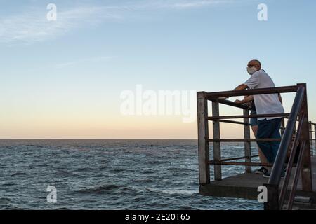 Buenos Aires, Argentine. 10 janvier 2021. Un homme portant un masque facial comme mesure préventive contre la propagation du coronavirus regarde le fleuve la Plata. Crédit : SOPA Images Limited/Alamy Live News Banque D'Images