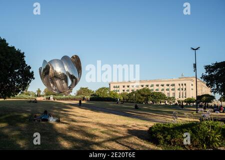 Buenos Aires, Argentine. 10 janvier 2021. On voit les gens se détendre sur la place des Nations Unies. Crédit : SOPA Images Limited/Alamy Live News Banque D'Images