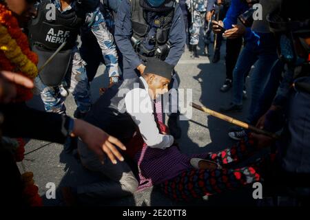 Katmandou, Népal. 11 janvier 2021. Un homme réagit après que sa femme ait été blessée à la suite d'affrontements avec la police anti-émeute lors de Prithvi Jayanti, une célébration patriotique pour célébrer l'unité et l'anniversaire de l'unificateur népalais, le roi Prithvi Narayan Shah, à Katmandou, au Népal, le lundi 11 janvier 2021. Crédit: Skanda Gautam/ZUMA Wire/Alay Live News Banque D'Images