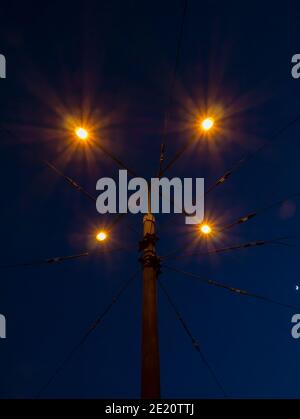 Lampe avec lignes de contact aériennes pour trolleybus la nuit Banque D'Images