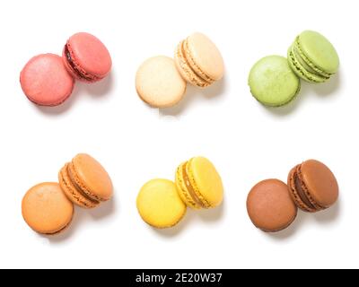 Assortiment de pâtisseries françaises de macarons vue en grand angle isolée sur fond blanc, variété de macarons de six saveurs. Dessert gastronomique sucré. Banque D'Images