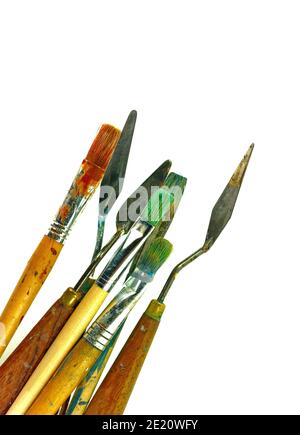 Ensemble de divers outils de peinture, couteaux de palette et pinceaux isolés sur fond blanc. Banque D'Images