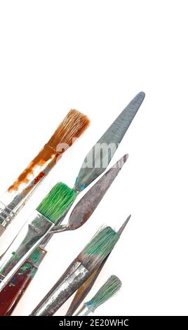 Ensemble de divers outils de peinture, couteaux de palette et pinceaux isolés sur fond blanc. Banque D'Images