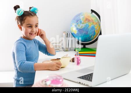 leçons de maquillage sur l'ordinateur fille regarde et veut pour répéter le maquillage pour la face Banque D'Images