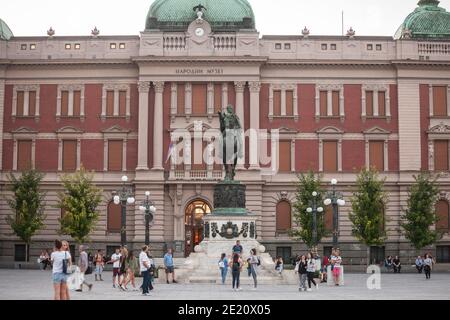 BELGRADE, SERBIE - 19 AOÛT 2020 : foule devant Trg Republike avec statue du Prince Mihailo (Knez Mihailo) devant le Musée national de Serbie. A Banque D'Images