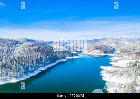 Magnifique paysage d'hiver en Croatie. Panorama du lac de Lokvarsko et à Gorski kotar de drone. Banque D'Images