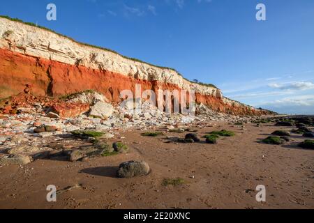 Falaises de Hunstanton dans le nord de Norfolk vue de la plage. Mars 2017. Ces falaises érodées exposent une séquence du Crétacé moyen de l'Albien au suc Banque D'Images