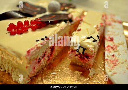 Gros plan d'un gâteau blanc crémeux aux fruits doux (tarte) Banque D'Images