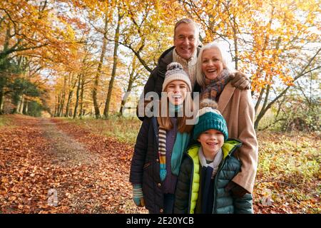 Portrait de grands-parents avec petits-enfants en train de marcher le long de la forêt d'automne Tracé ensemble Banque D'Images