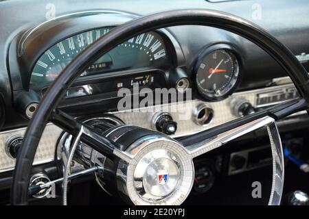 Volant et commandes de l'ancienne voiture de luxe exclusive Ford vintage ckose-up. Banque D'Images