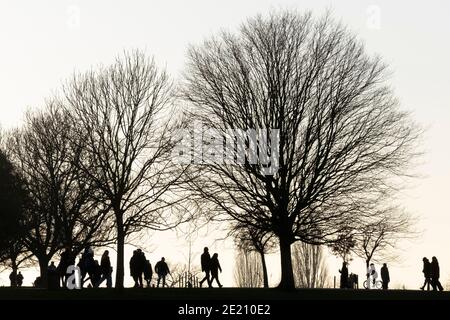 Un jour après que le maire de Londres, Sadiq Khan, ait annoncé que la propagation de Covid était incontrôlée, les Londoniens du Sud font leur exercice dans un parc froid de Brockwell à Lambeth et lors du troisième confinement en cas de pandémie, le 9 janvier 2021, à Londres, en Angleterre. Le taux d'infection par le coronavirus à Londres a dépassé 1,000 pour 100,000 000 personnes, selon les derniers chiffres de public Health England, bien que l'Office for National Statistics ait récemment estimé jusqu'à un Londonien sur 30 a le coronavirus. Banque D'Images