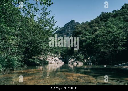 Paysage de montagnes verdoyantes à sadernes, catalogne, espagne Banque D'Images