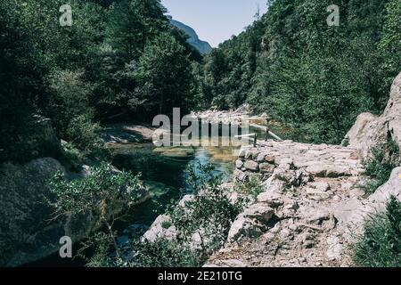 Paysage de montagnes verdoyantes à sadernes, catalogne, espagne Banque D'Images