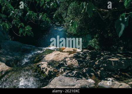 Paysage de montagnes verdoyantes à sadernes, catalogne, espagne Banque D'Images