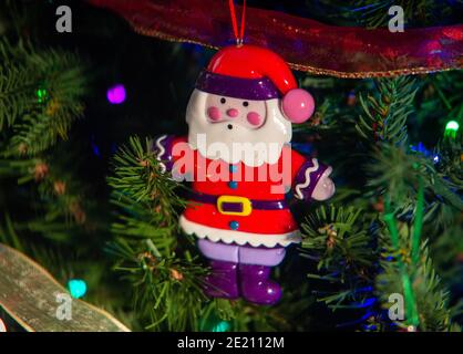 Décoration du Père Noël sur l'arbre de Noël Banque D'Images