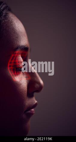 Concept de technologie de reconnaissance faciale comme femme a la grille rouge projetée Sur Eye in Studio Banque D'Images