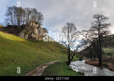 Le sentier à côté de la rivière Dove, dans le parc national de Wolfscote Dale, Peak District, dans le Derbyshire Banque D'Images