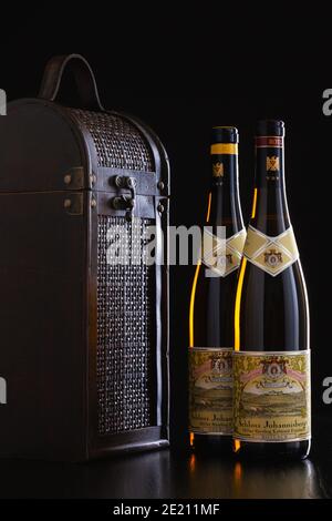 Prague, République tchèque - 10 janvier 2021 : deux bouteilles de Riesling et une valise à vin. Depuis 1720, seul Riesling est cultivé chez Schloss Johannes Banque D'Images