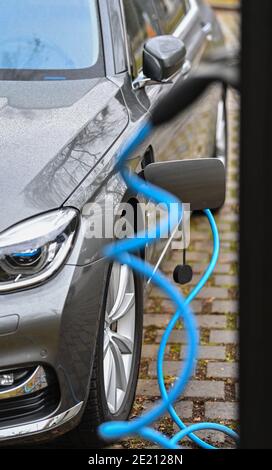 Potsdam, Allemagne. 08 janvier 2021. Un véhicule électrique BMW est chargé à une station de charge. Credit: Patrick Pleul/dpa-Zentralbild/ZB/dpa/Alay Live News Banque D'Images